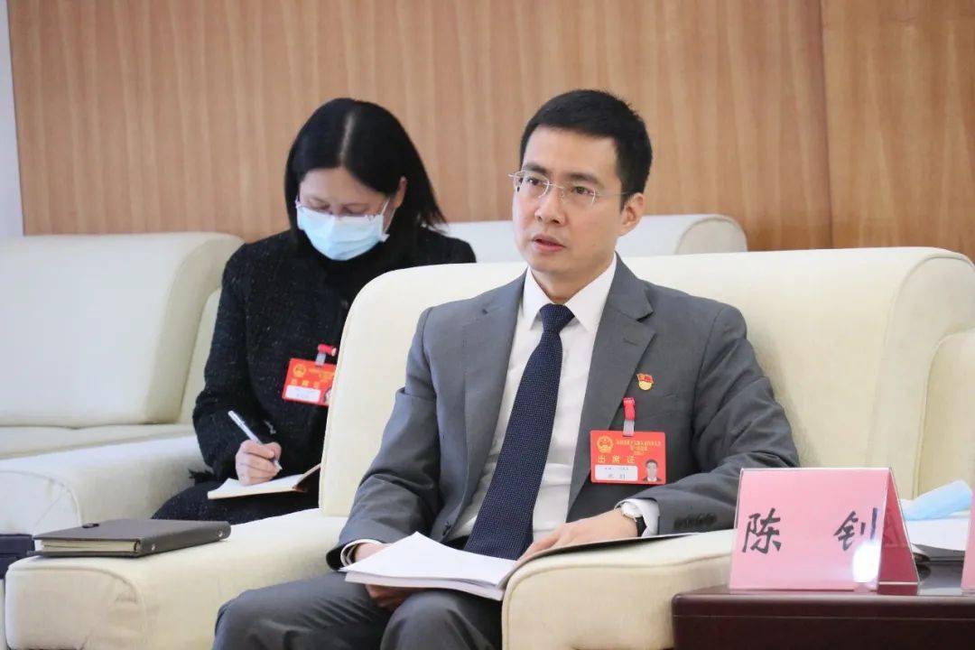莞城街道党工委书记陈钊表示,五年来东莞取得的成绩令人自豪,但也来之