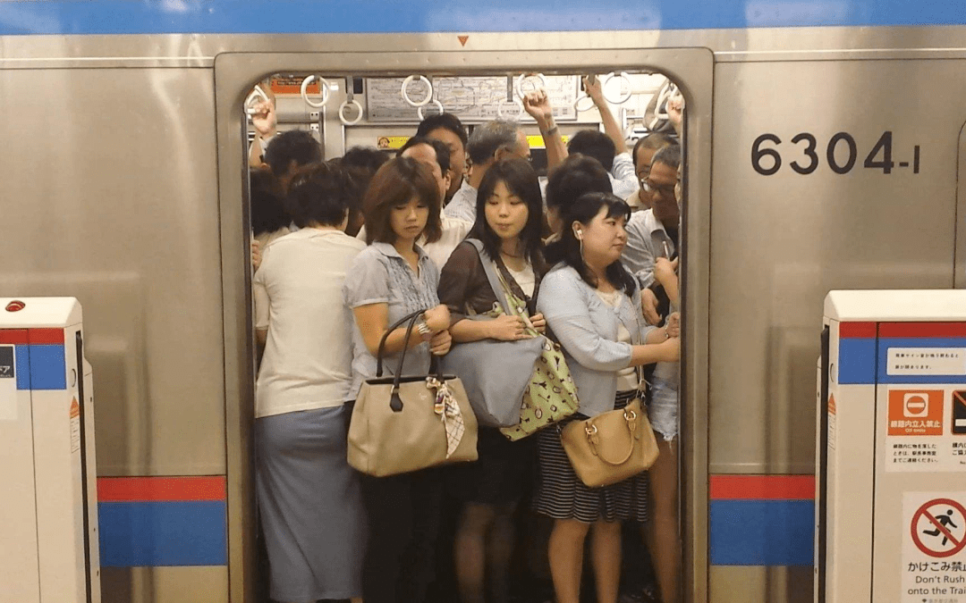 地铁早高峰女性图片