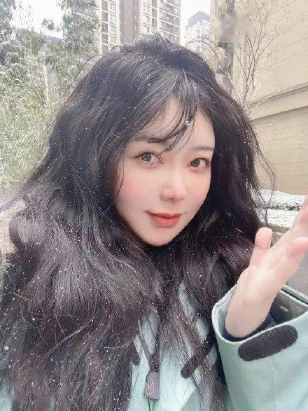 刘飞儿上演割以永治看病被围观病床上还在接外卖订单