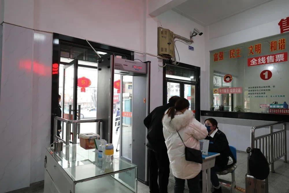 此次改造内容包括汽车站候车大厅外部墙体,内部墙体,安检门和座椅更换