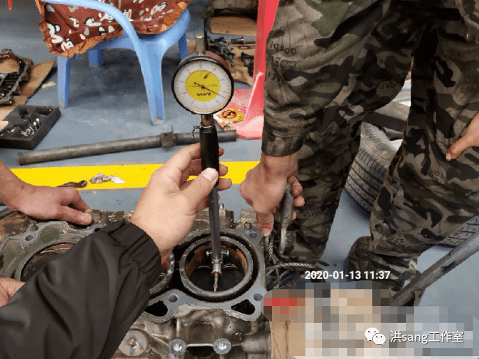 使用量缸表测量气缸内径,发现气缸内径偏差量大.