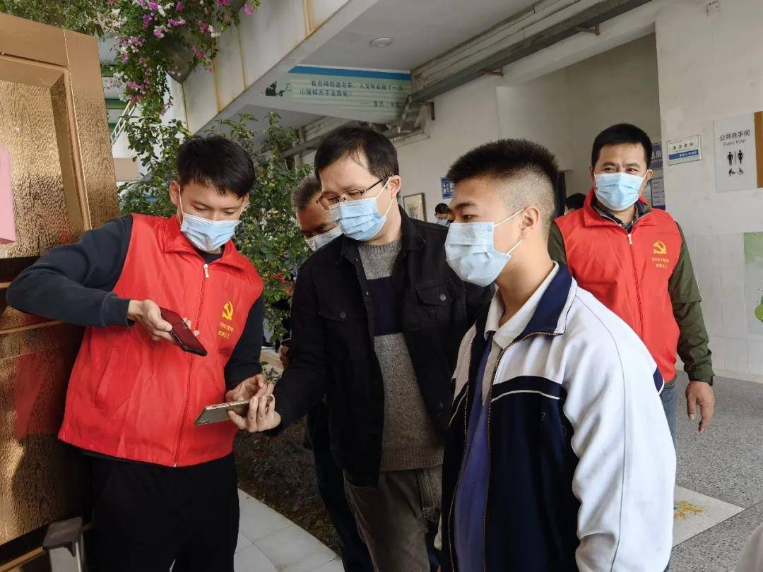 11日凌晨0时05分,当翠园文锦中学副校长贾聘如在学校群发出通知紧急
