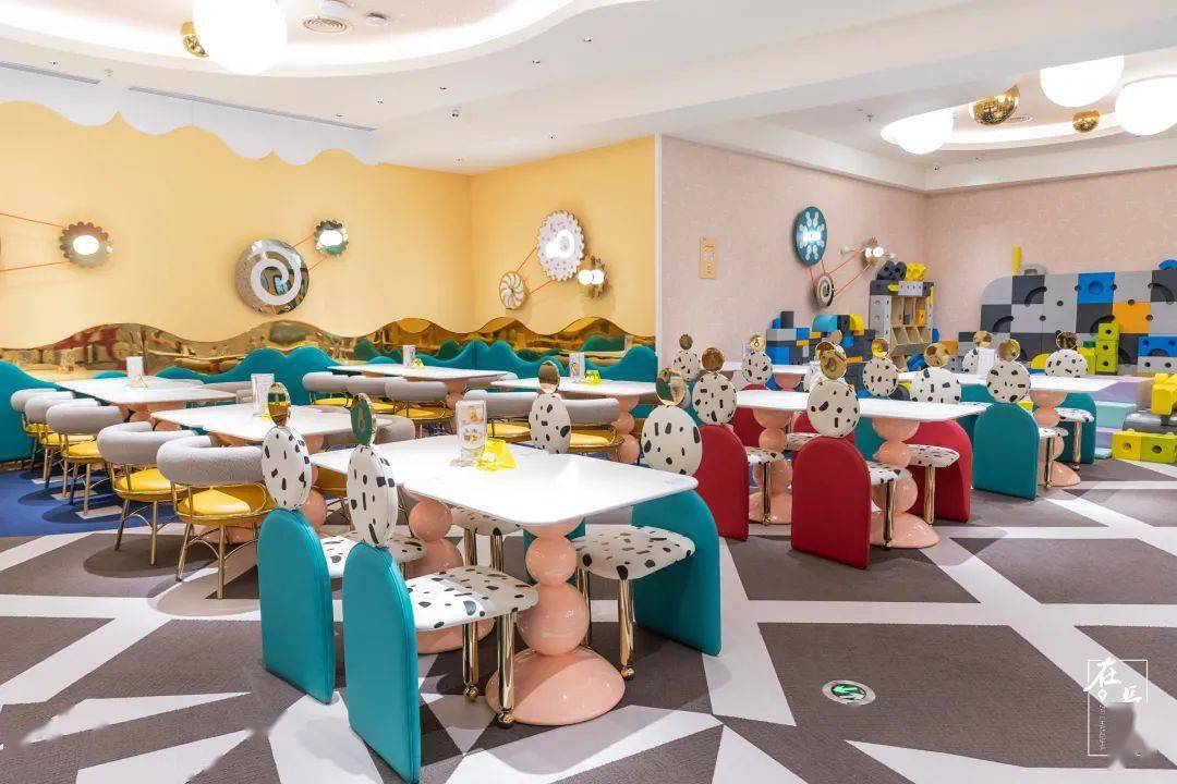 玩了一天,当然要在亲子互动餐厅吃一顿丰盛的大餐啦!