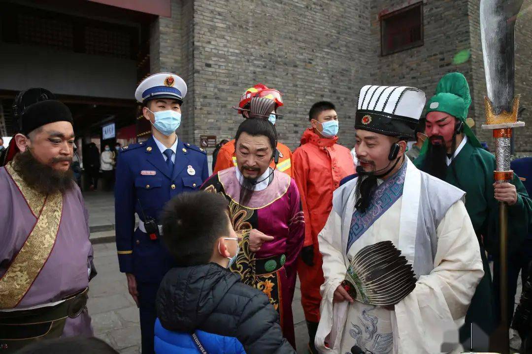古城北街,消防员联合当地群众装扮成诸葛亮,刘备,关羽,张飞等三国人物
