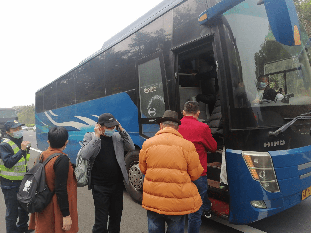 满载53人大巴高速抛锚,好在有他们_司乘_乘客_应急