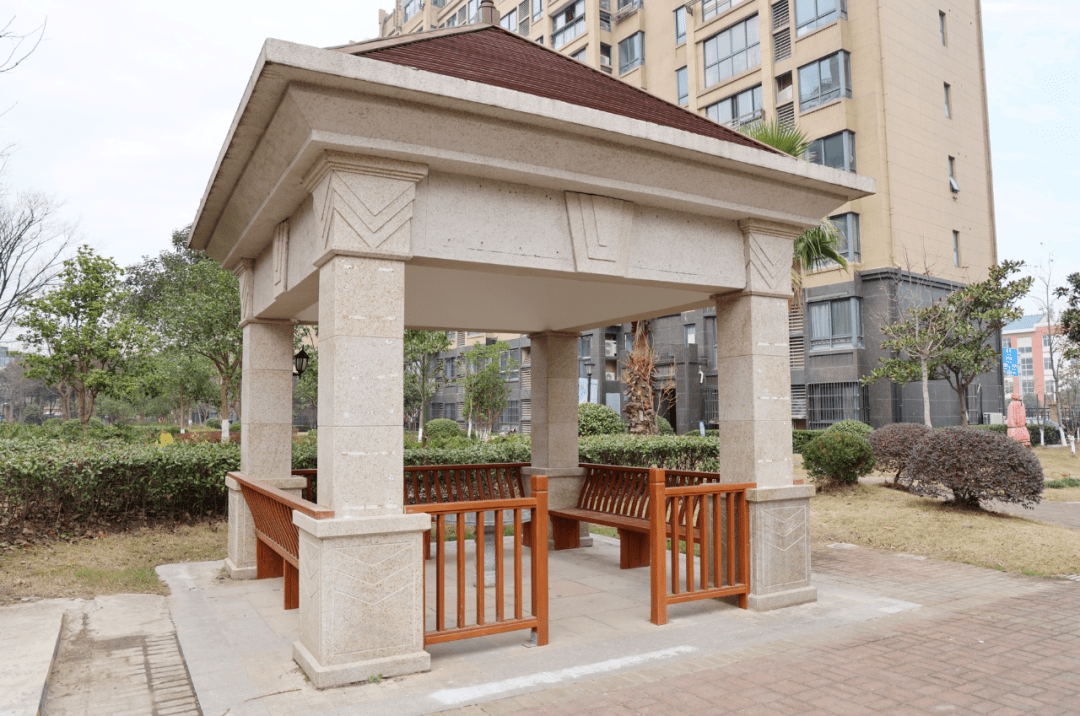 金玉豪庭14个楼道内粉刷一新,凉亭新增了休闲座椅,停车棚"换新颜",汇