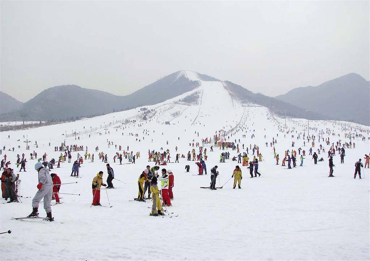 【携程攻略】北京军都山滑雪场景点,北京近郊的滑雪场，雪质一般，有点颗粒感，带孩子去玩，请了私教！滑…