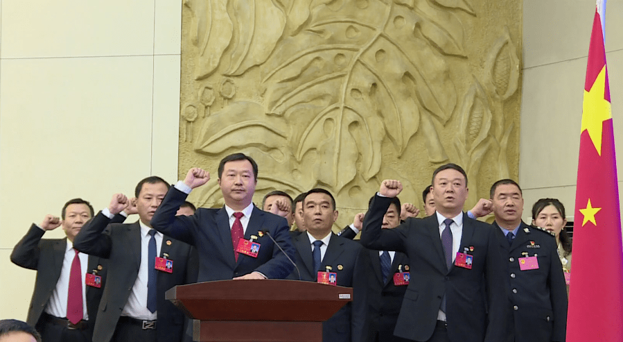 莫力达瓦达斡尔族自治旗第十四届人民代表大会第一次会议胜利闭幕