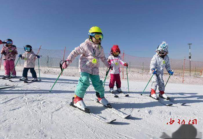 滑雪|兰州小学生雪场竞技 “玩乐”中学技能强体魄炼毅力