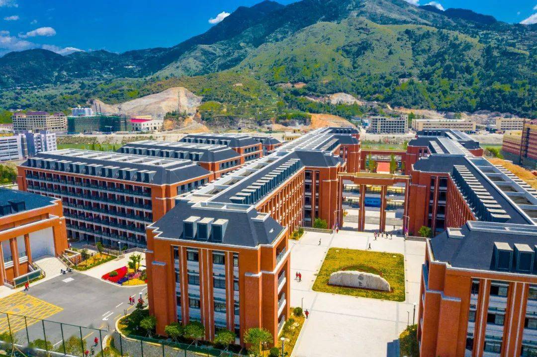 伯温中学于2011年由邹立胜,单志敏,刘建宗三位企业家投资创办,2019年