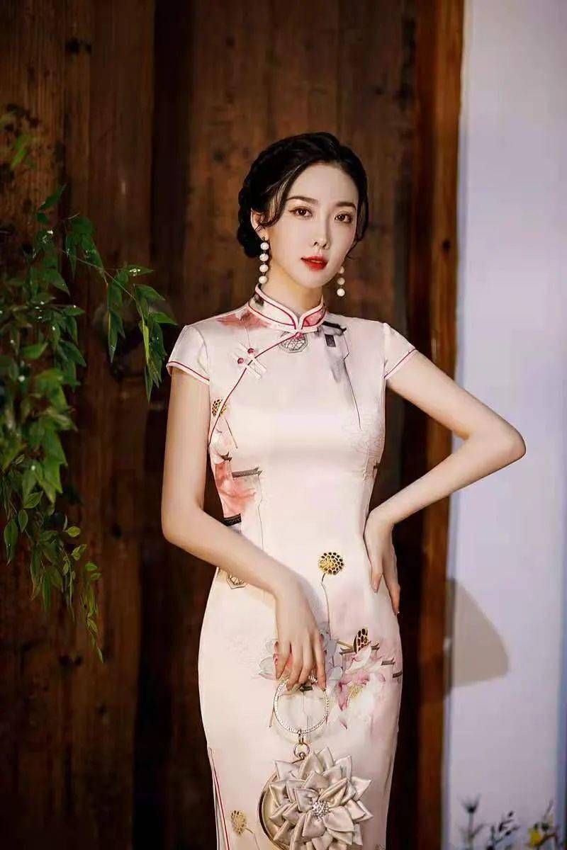 诠释优雅女人味儿非这时尚改良复古长旗袍