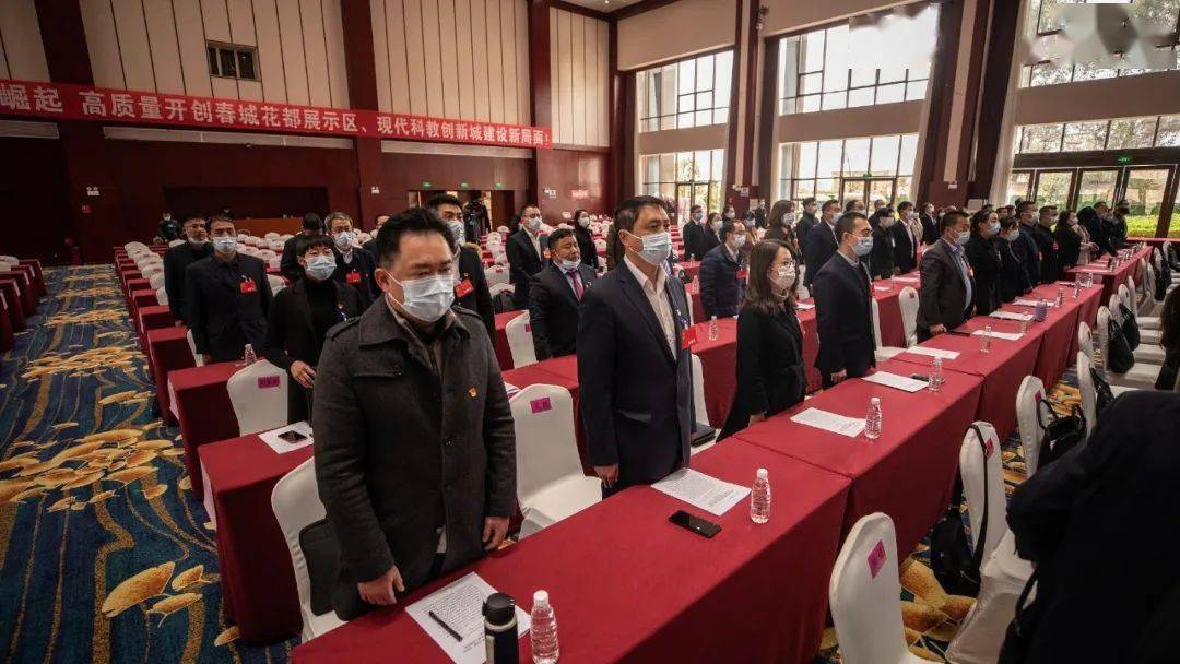 新当选区人民政府区长李宁作任职讲话.