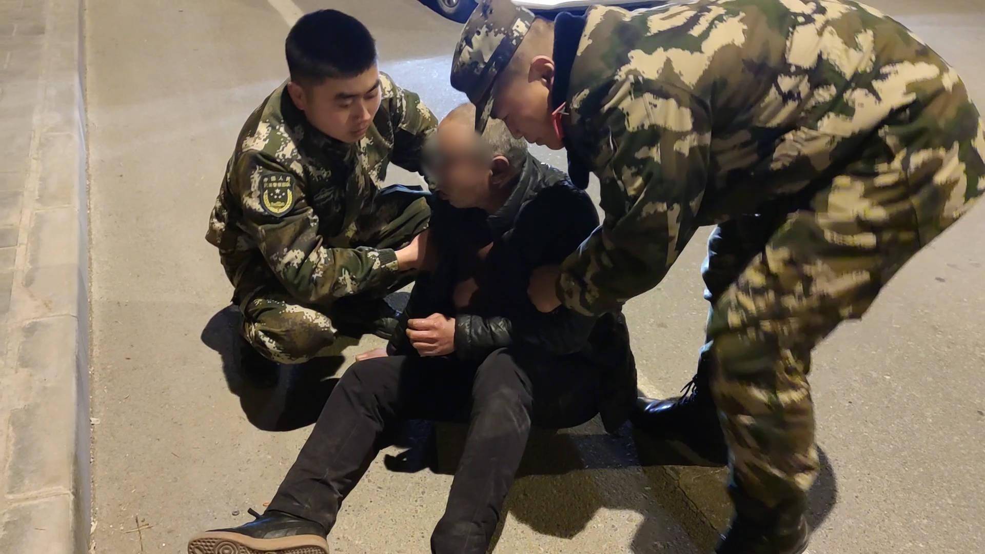 醉酒男子10的寒夜倒地意识模糊武警官兵紧急救助