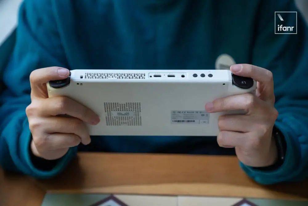 能把 3A 大作捧在手上玩的 PC 掌机，值得入手吗？