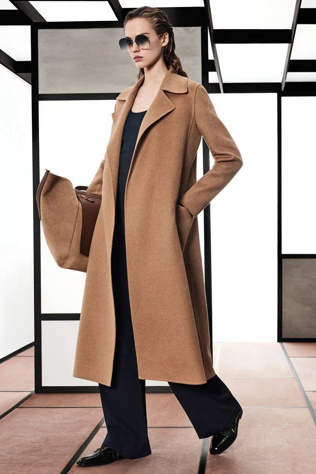 MaxMara 都2022了，大衣还是这样穿显高级！