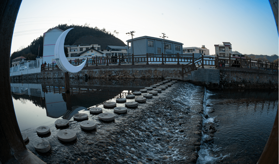 汶龙镇罗坝村乡村振兴示范点紧紧围绕"产业兴旺,生态