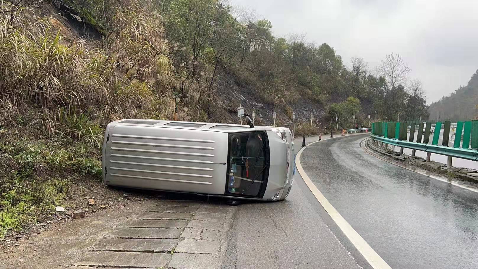 小车 脚 滑侧翻交警 雨天驾车应谨慎慢行 驾驶员 车辆 黔南州 小车 脚 滑侧翻交警 雨天驾车应谨慎慢行 驾驶员 车辆 黔南州
