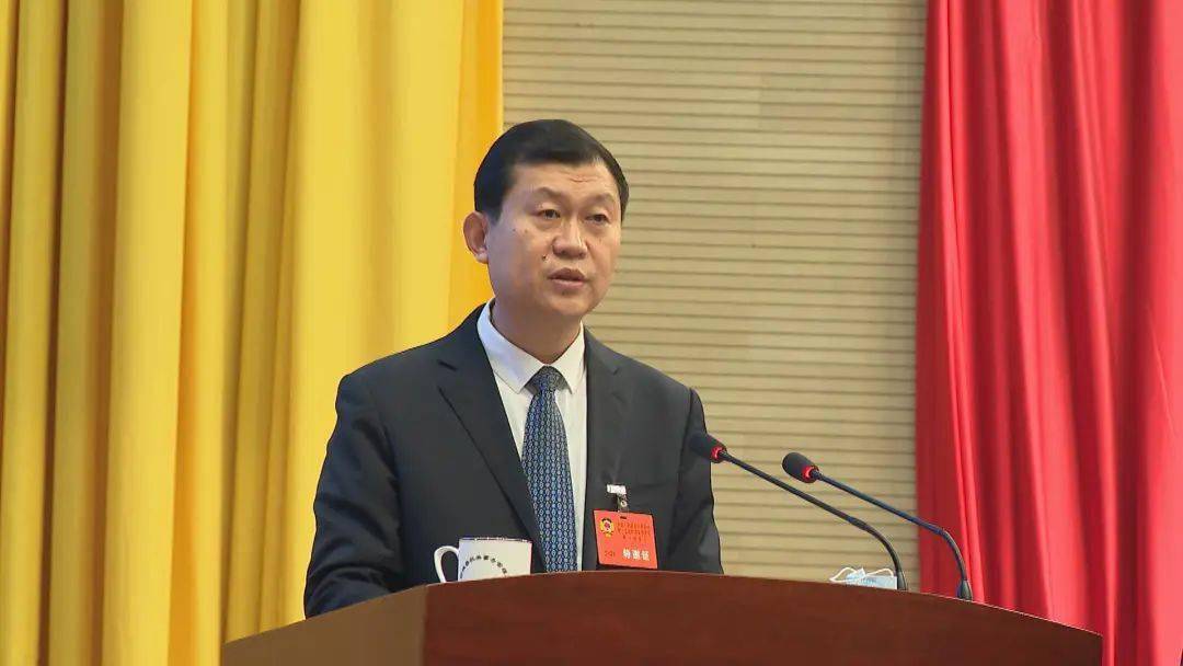 在热烈的掌声中,县委书记姜凌刚发表了讲话