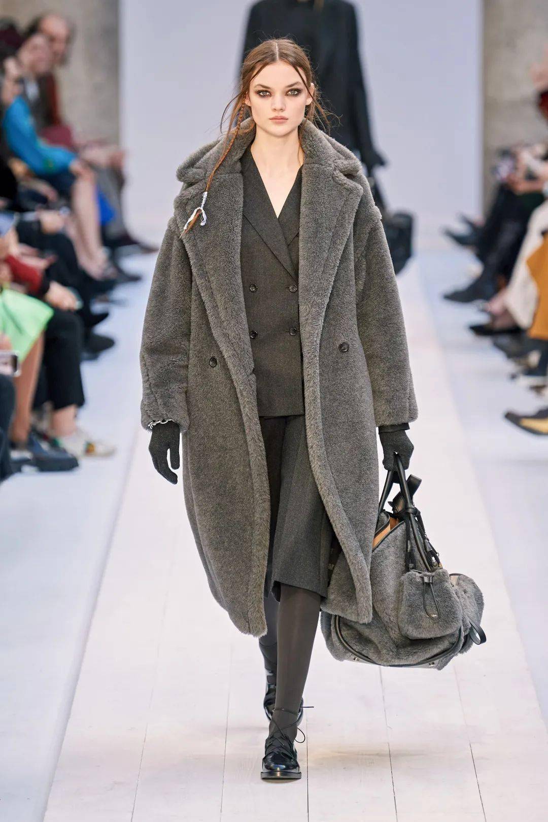 MaxMara 都2022了，大衣还是这样穿显高级！