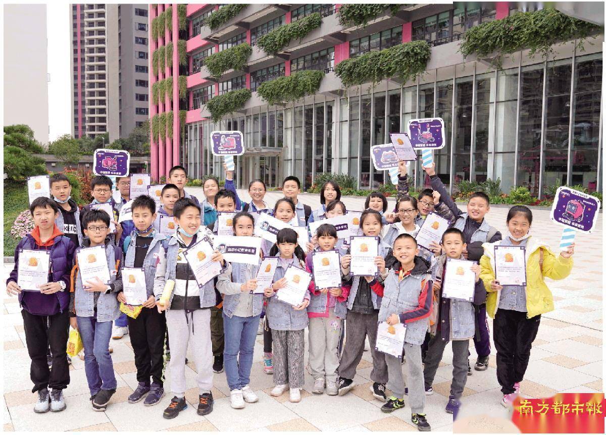 考察高效建筑机器人 品尝机器人大厨美食