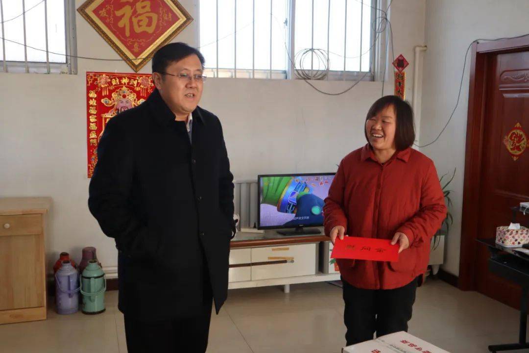 管洪涛同志到凤凰山村,大鱼脊山沟东村看望生活困难党