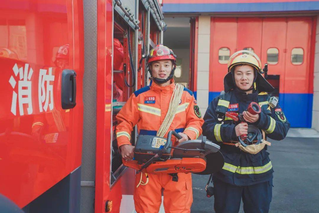 笑脸里的幸福故事聚焦群众对消防工作的支持与认可消防员们笑了