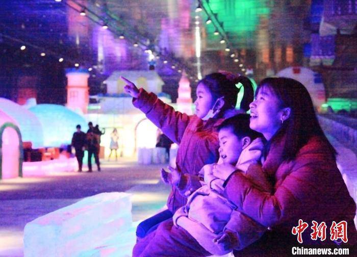 甘肃成县“北京冬奥会吉祥物”系列冰雕艺术引客游
