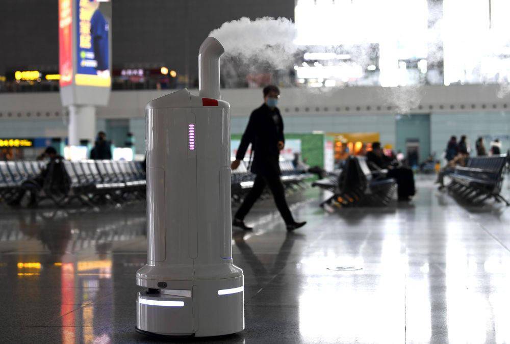 小创|新华全媒+丨科技春运：“萌新”防疫机器人“天团”来喽！