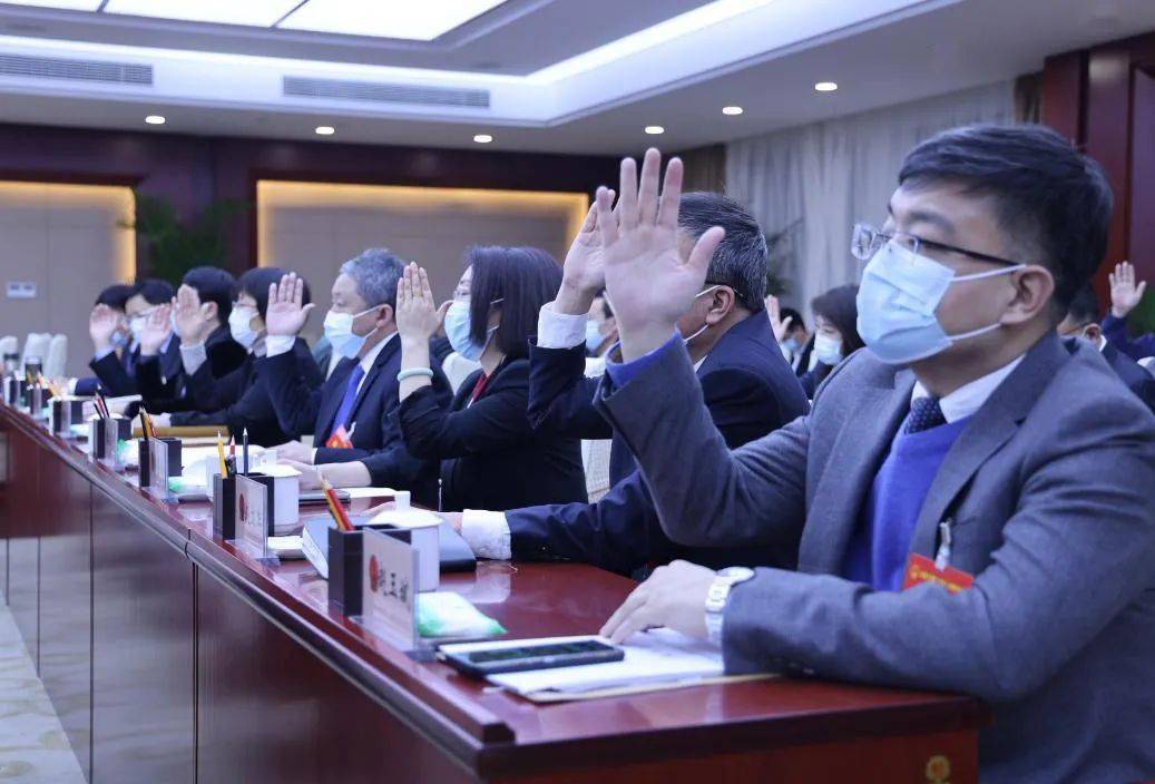 会上,听取了市人大常委会秘书长李杰所作的关于召开石家庄市第十五届