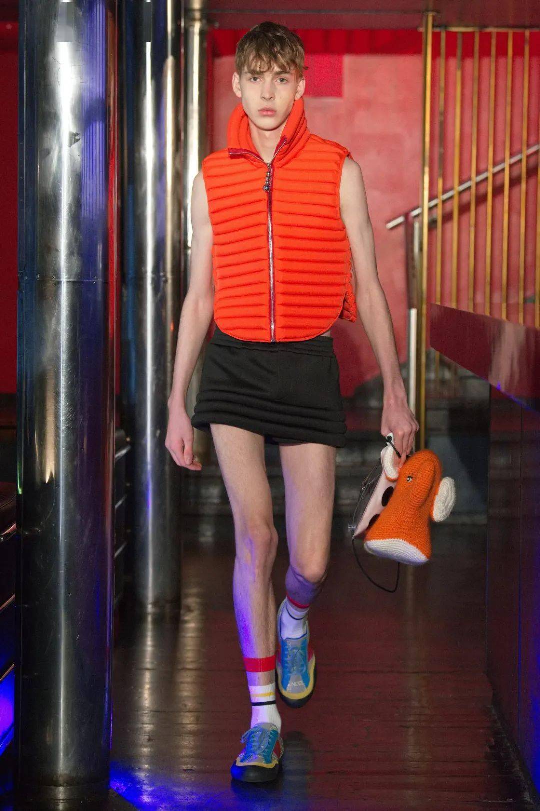 高颜值时尚达人jonathananderson2022秋冬打破性别界限带给男性关于