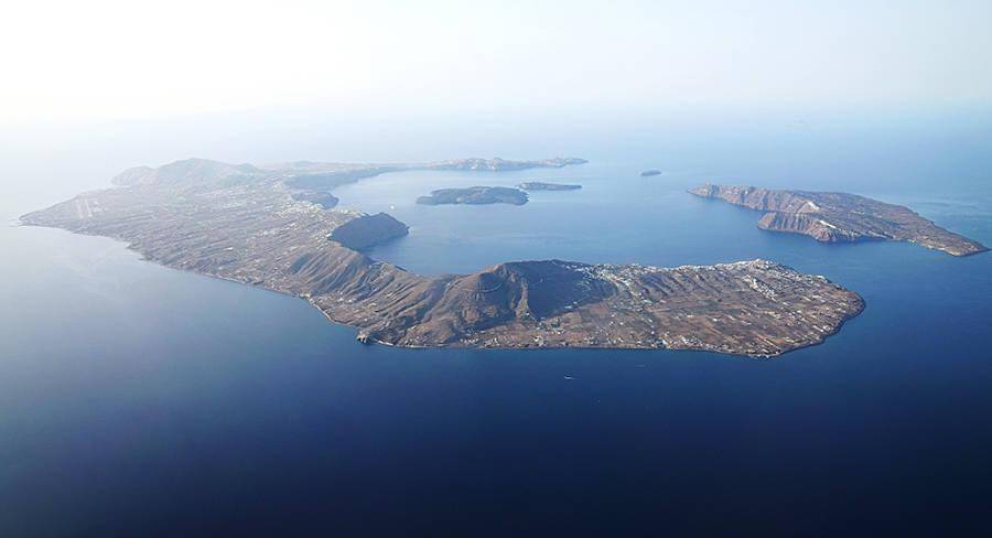 在飛機上俯瞰淹沒在海里的聖托里尼火山口菲律賓塔阿爾火山位於呂宋島