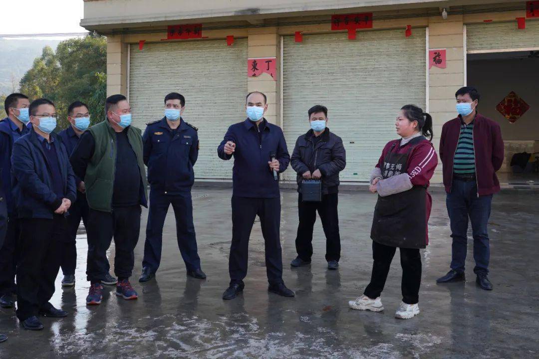 区长陈展维召开207国道(八步段)沿线督导环境整治工