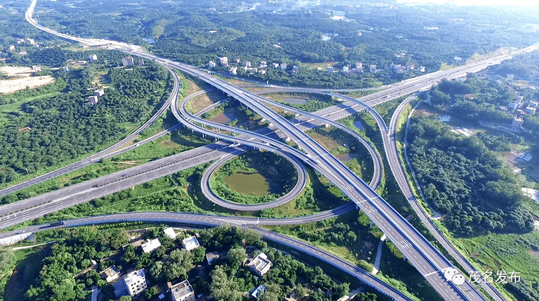 出行提速茂湛高速改扩建部分路段双向八车道试通车