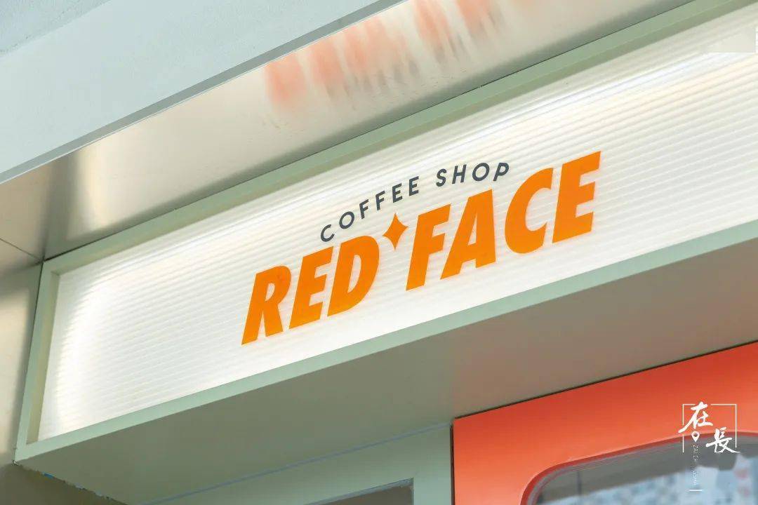 醒目的橙色招牌,随处可见的白色卡通大鹅,闪闪发亮的周边徽章和简约的