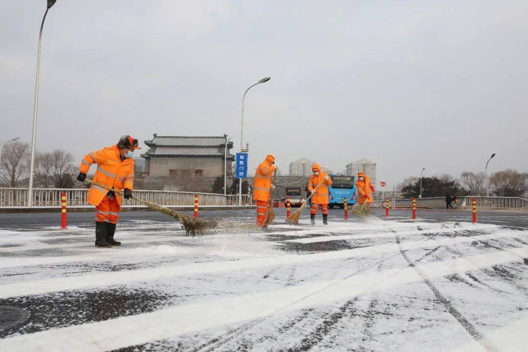 以雪为令闻雪而动西城区积极开展扫雪铲冰工作确保道路安全畅通