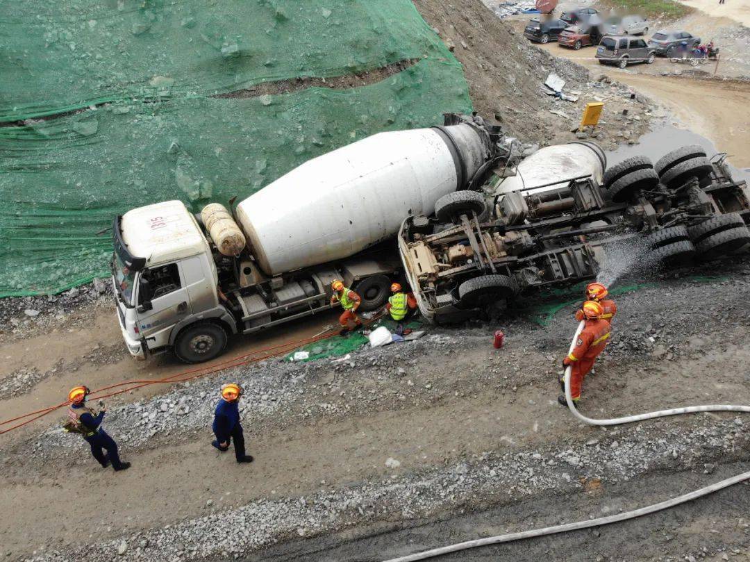 興義一工地水泥罐車相撞發生側翻現場燃油洩漏