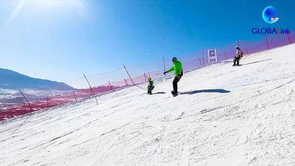 滑雪|萌翻全场 三岁滑雪小达人来啦