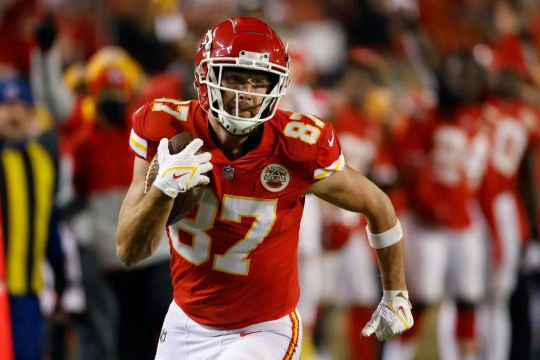 本赛季常规赛,比尔场均放出的传球码数仅为163码,对手四分卫的场均