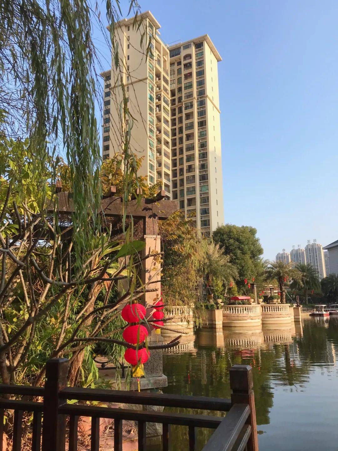 走进锦富汇景湾小区,总能看到有业主或悠闲地在湖边散步,或在喂鱼,或