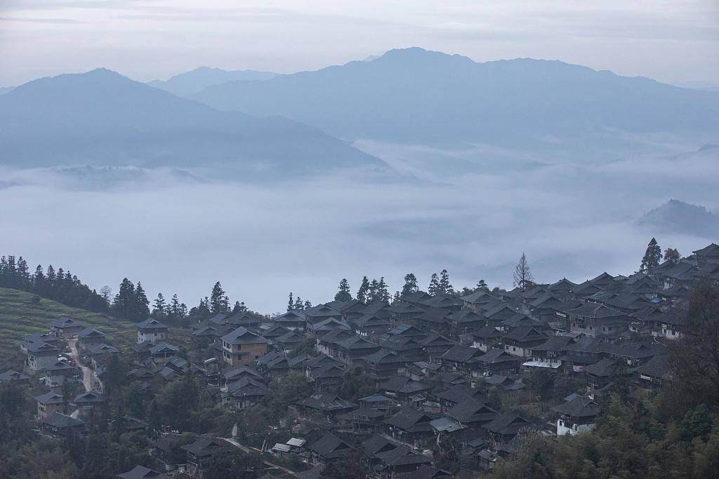 苗寨|贵州黔东南：雾绕苗寨冬景靓丽