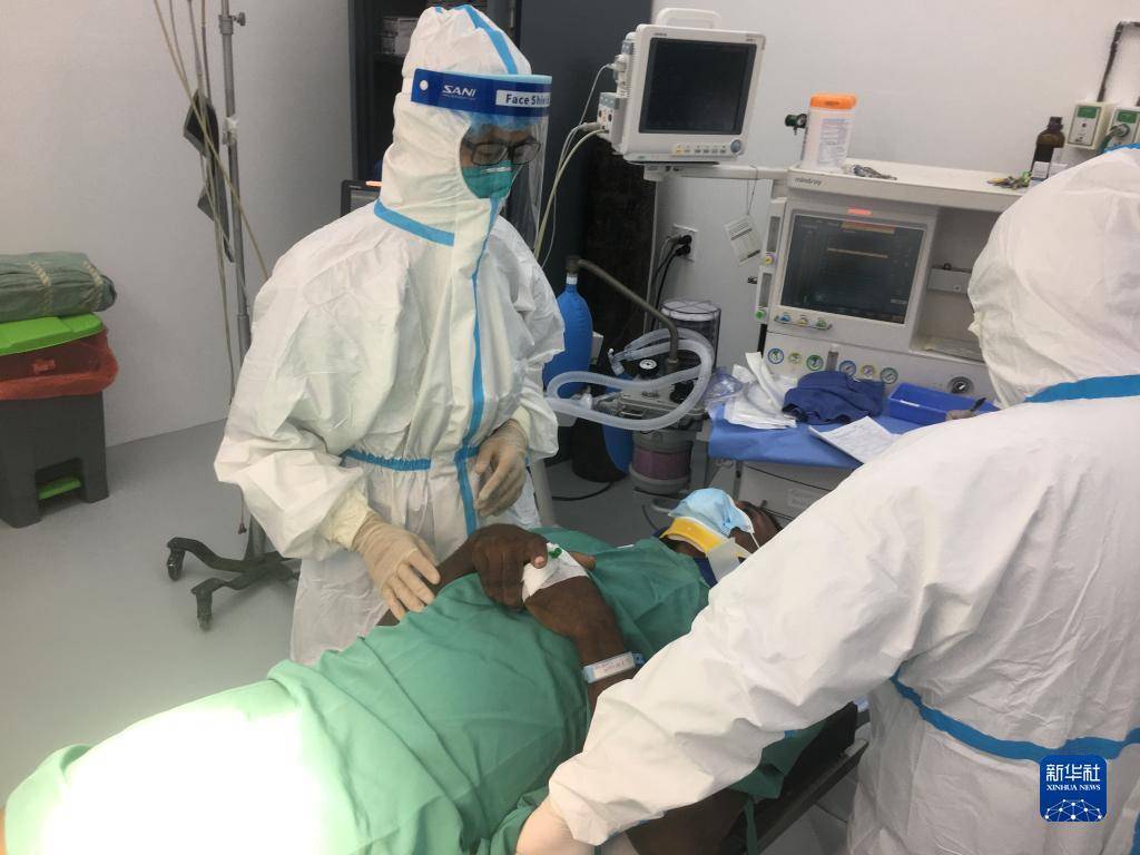 中国(江苏)第17期援圭亚那医疗队队员葛灵(左一)在手术室做术前准备