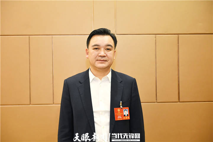 一谈到今年的政府工作报告,贵州省人大代表,福泉市委书记黄桂林十分