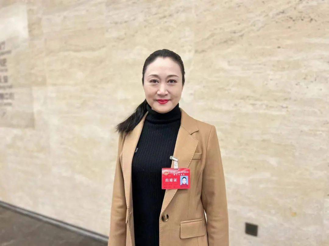 许亚玲为了让优秀文艺作品更好地惠及民生,让群众在家门口也能享用"