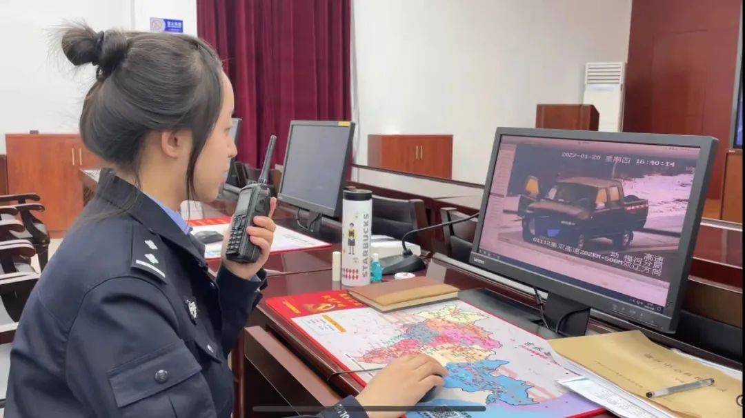 的黑色皮卡在g1112集双高速202km 500m(湾龙互通)应急车道处停了下来