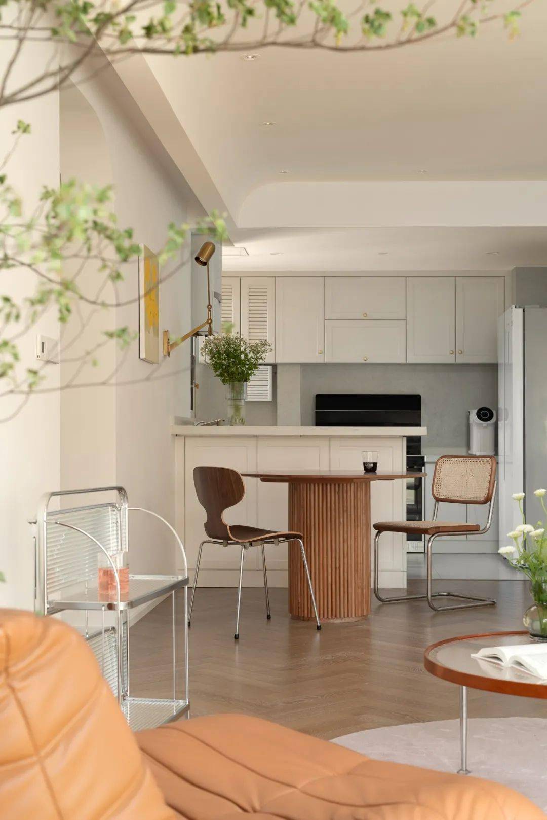 客厅小县城装修天花板！拒绝土味精装，不走网红风，沙漠配色太惊艳了！