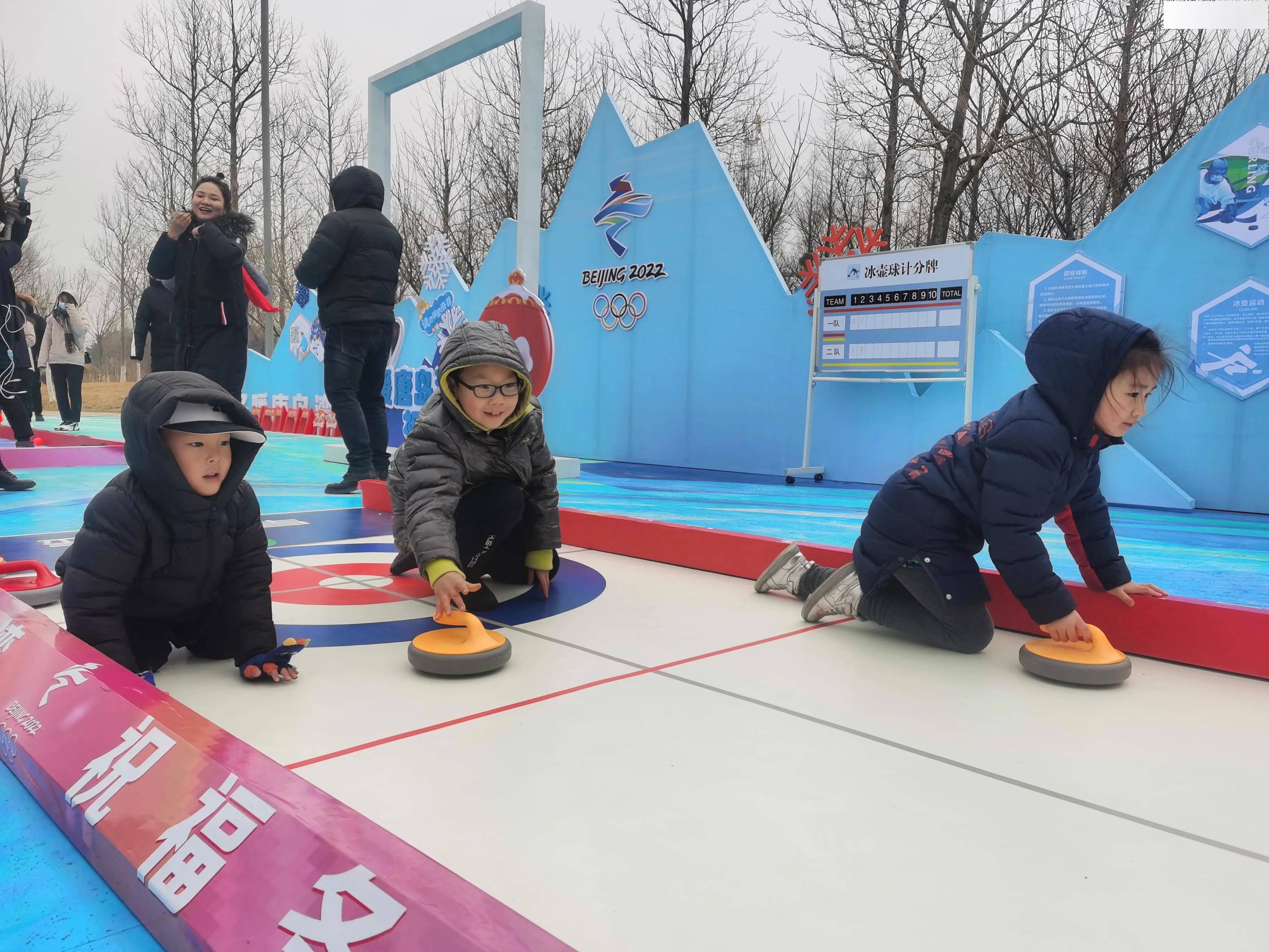 会离我们越来越近了,平时接触过滑雪,滑冰,但冰球和冰壶是头一次体验