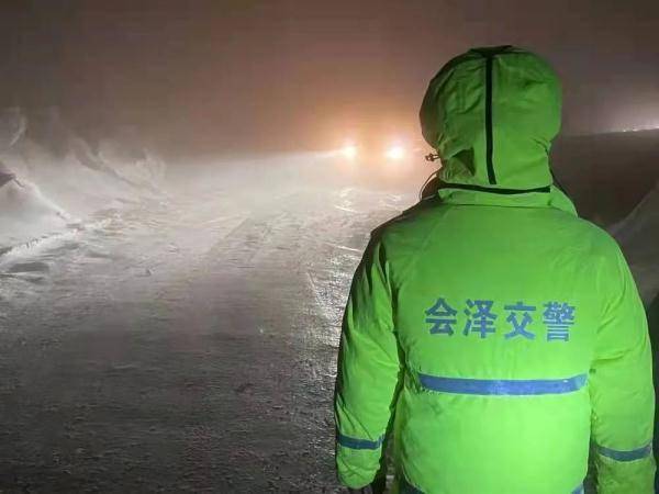 景区|暴风雪来袭，大海派出所紧急救援200余名被困游客