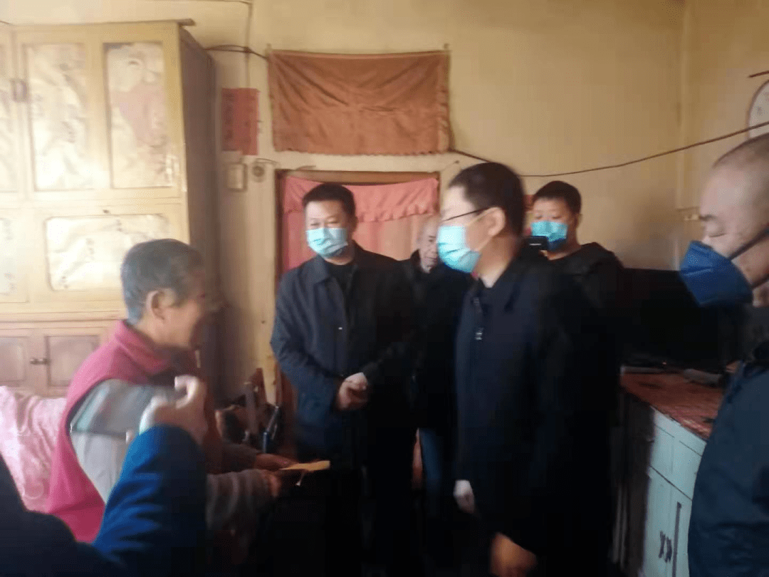 1,1月17日,县长时励到清州镇鲍家嘴村,耿官屯村慰问困难党员.