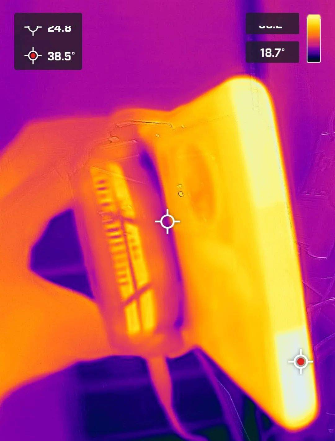 散热背夹能让骁龙8变得多强？我用3台手机试了试。