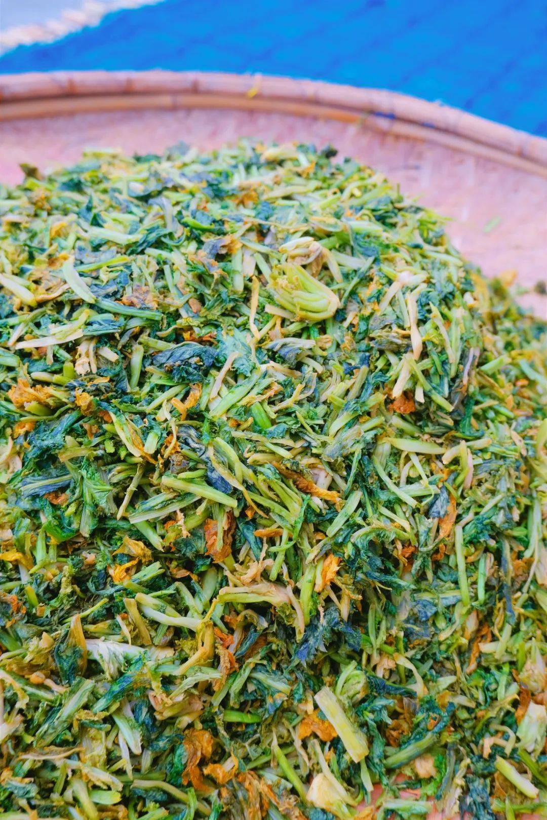 大头菜丝均匀地摊到竹筛上等到天气好的时候就有的忙了做好这两道工序